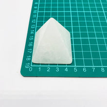 Load image into Gallery viewer, Selenite Piramid